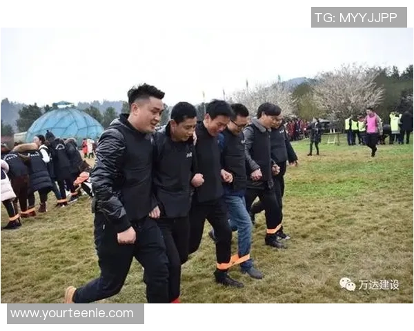 激情四溢的足球明星拼抢瞬间海报展现运动之美与团队精神